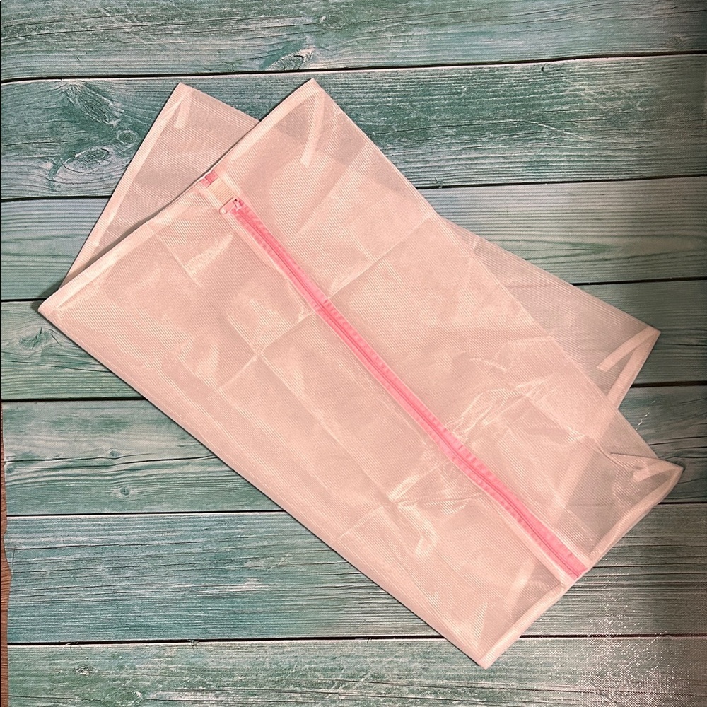 White Mesh Laundry Bag with Pink Zipper